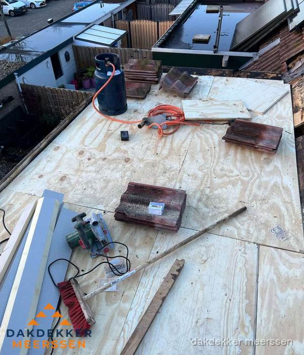 Dakreparatie werkzaamheden op plat dak met gereedschap in Meerssen Dakreparatie werkzaamheden op plat dak met gereedschap in Meerssen