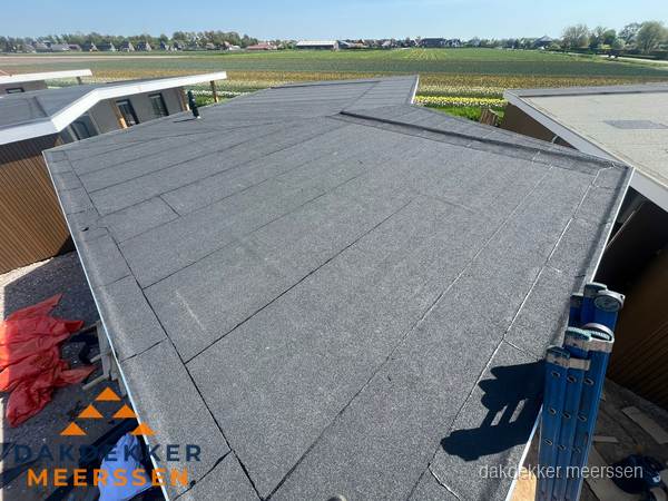 Nieuw bitumen plat dak met uitzicht over landschap in Meerssen Nieuw bitumen plat dak met uitzicht over landschap in Meerssen