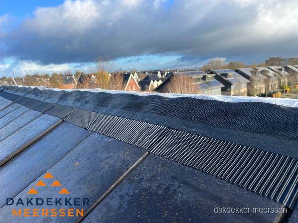 Dakisolatie bij de nok met ventilatieprofiel op schuin dak in Meerssen Dakisolatie bij de nok met ventilatieprofiel op schuin dak in Meerssen