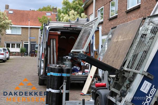 Dakdekkersbusje met materiaal en ladderlift voor dakpannen vervangen in Meerssen Dakdekkersbusje met materiaal en ladderlift voor dakpannen vervangen in Meerssen