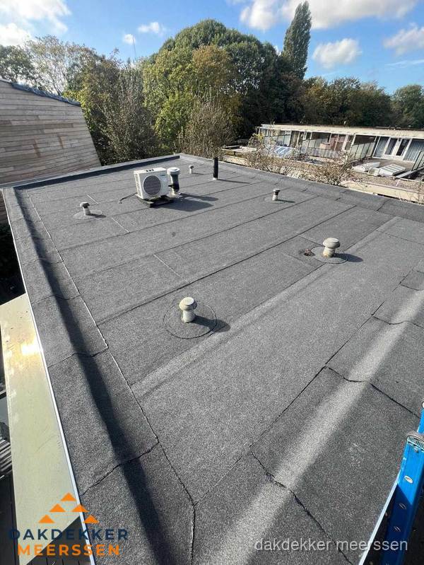 Kosten dakdekker: afgewerkt plat bedrijfsdak met bitumen in Meerssen Kosten dakdekker: afgewerkt plat bedrijfsdak met bitumen in Meerssen