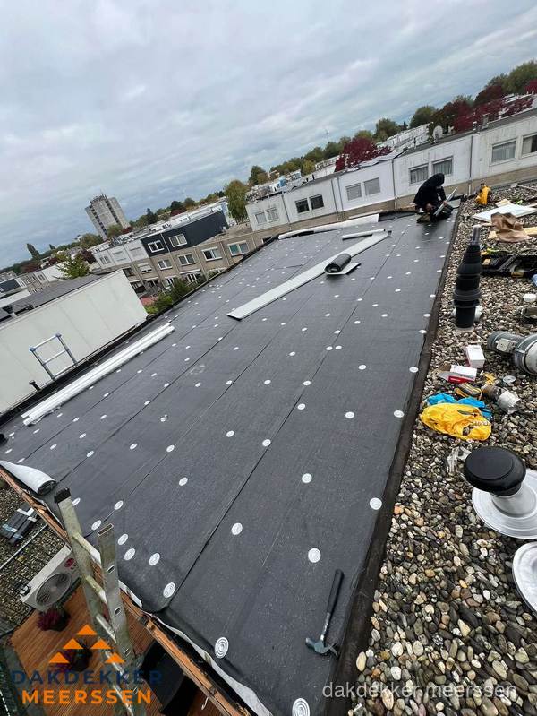Dakleer vervangen op groot plat dak door dakdekker in Meerssen Dakleer vervangen op groot plat dak door dakdekker in Meerssen