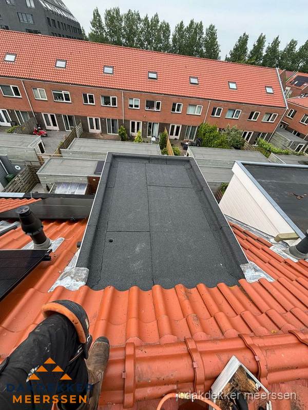 Bitumen dak reparatie op plat dak tussen dakpannen in Meerssen Bitumen dak reparatie op plat dak tussen dakpannen in Meerssen