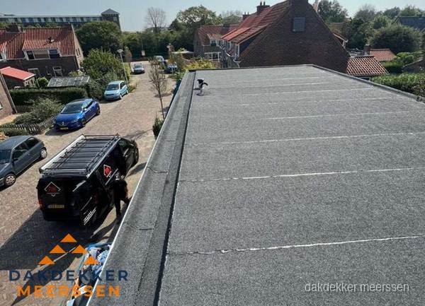 Nieuw bitumen plat dak met uitzicht over woonwijk in Meerssen Nieuw bitumen plat dak met uitzicht over woonwijk in Meerssen